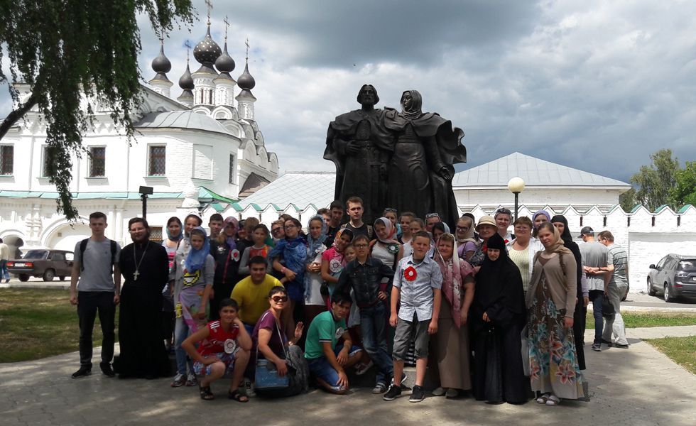 Памятник Петру и Февронии в Муроме.jpg